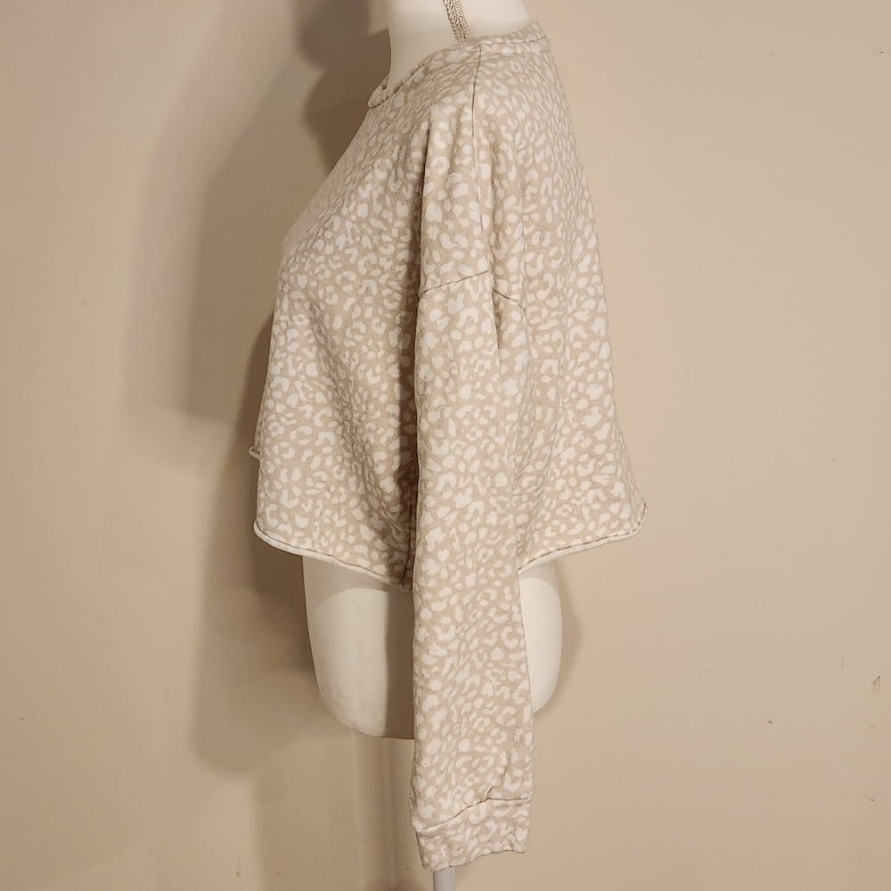 Colsie Women's Leopard Print Beige and White Cropped Sweatshirt, size Medium - Picture 7 of 9